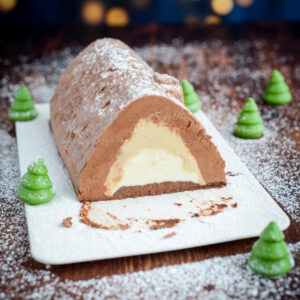 Drei-Schokoladen-Bûche de Noël – gefrorene Weihnachtstorte