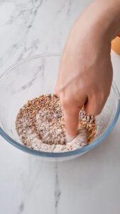 Eiweiß-Cracker mit Körnern - Low-Carb und gesund Eiweiß-Cracker mit Körnern - Low-Carb und gesund Eiweiss Cracker Mit Körnern Low Carb Rezept Einfach 1 169x300