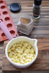 Petits-Fours auf Pumpernickel mit Leberwurst und Apfel Leberwurst Apfel Petit Fours Auf Pumpernickel 2 200x300