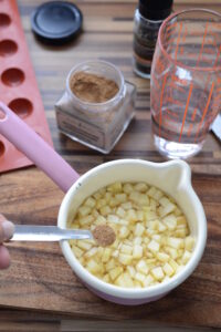 Petits-Fours auf Pumpernickel mit Leberwurst und Apfel Leberwurst Apfel Petit Fours Auf Pumpernickel 3 200x300