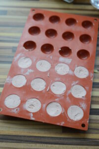 Petits-Fours auf Pumpernickel mit Leberwurst und Apfel Leberwurst Apfel Petit Fours Auf Pumpernickel 7 200x300