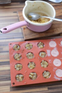 Petits-Fours auf Pumpernickel mit Leberwurst und Apfel Leberwurst Häppchen Weihnachten Apfel 1 200x300