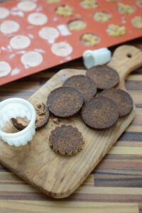 Petits-Fours auf Pumpernickel mit Leberwurst und Apfel Leberwurst Häppchen Weihnachten Apfel 2 200x300