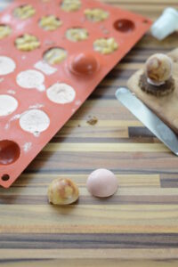 Petits-Fours auf Pumpernickel mit Leberwurst und Apfel Leberwurst Häppchen Weihnachten Apfel 3 200x300