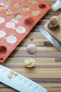 Petits-Fours auf Pumpernickel mit Leberwurst und Apfel Leberwurst Häppchen Weihnachten Apfel 4 200x300