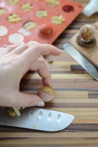 Petits-Fours auf Pumpernickel mit Leberwurst und Apfel Leberwurst Häppchen Weihnachten Apfel 5 200x300
