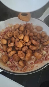 Maronen-Pfanne mit Speck - aromatische Herbstbeilage mit Esskastanien Maronen Pfanne Mit Speck Salzig Rezept Esskastanien 7 169x300