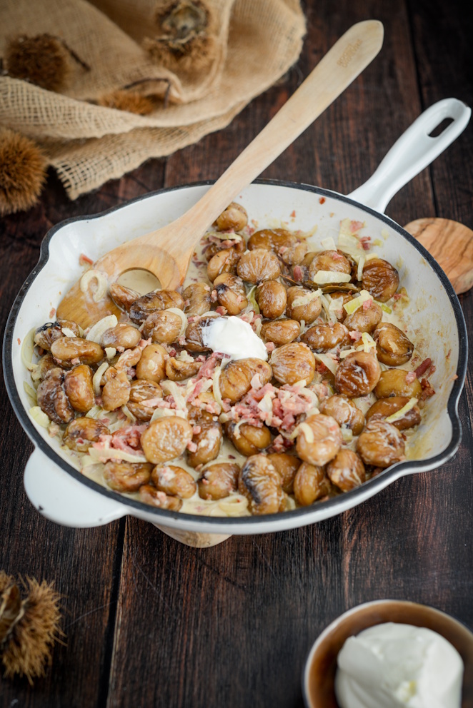 Maronen-Pfanne mit Speck - aromatische Herbstbeilage mit Esskastanien Maronen Pfanne Mit Speck Und Zwiebel Herbst Rezept Herzhaft