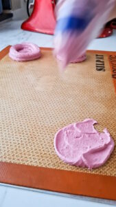 Cassis-Meringue – intensives Baiser mit schwarzer Johannisbeere Meringü Mit Schwarze Johannisbeeren Rezept Einfach 2 169x300