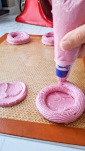 Cassis-Meringue – intensives Baiser mit schwarzer Johannisbeere Meringü Mit Schwarze Johannisbeeren Rezept Einfach 3 169x300