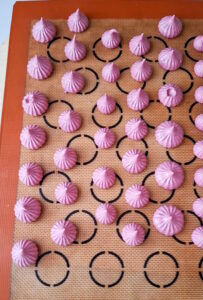 Cassis-Meringue – intensives Baiser mit schwarzer Johannisbeere Meringü Mit Schwarze Johannisbeeren Rezept Einfach 5 203x300