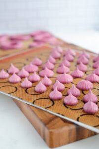 Cassis-Meringue – intensives Baiser mit schwarzer Johannisbeere Meringü Mit Schwarze Johannisbeeren Rezept Einfach 6 200x300