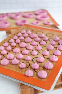 Cassis-Meringue – intensives Baiser mit schwarzer Johannisbeere Meringü Mit Schwarze Johannisbeeren Rezept Einfach 7 200x300