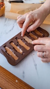 Nussknacker-Pralinen mit Marzipan und Nougat Nussknacker Pralinen Mit Marzipan Und Nougat Selber Machen 9 169x300