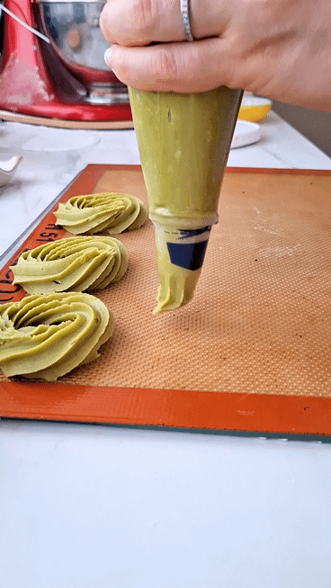 Pistazien-Spritzgebäck mit Himbeer-Schokolade – edles Weihnachtsgebäck Pistazien Spritzgebäck Einfach Backen