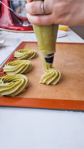 Pistazien-Spritzgebäck mit Himbeer-Schokolade – edles Weihnachtsgebäck Pistazien Spritzgebäck Mit Himbeer Schokolade Einfach Backen 6 169x300
