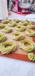 Pistazien-Spritzgebäck mit Himbeer-Schokolade – edles Weihnachtsgebäck Pistazien-Spritzgebäck mit Himbeer-Schokolade – edles Weihnachtsgebäck Pistazien Spritzgebäck Mit Himbeer Schokolade Einfach Backen 7 138x300