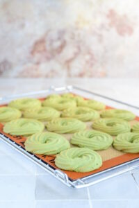 Pistazien-Spritzgebäck mit Himbeer-Schokolade – edles Weihnachtsgebäck Pistazien-Spritzgebäck mit Himbeer-Schokolade – edles Weihnachtsgebäck Pistazien Spritzgebäck Mit Himbeer Schokolade Einfach Backen 9 200x300