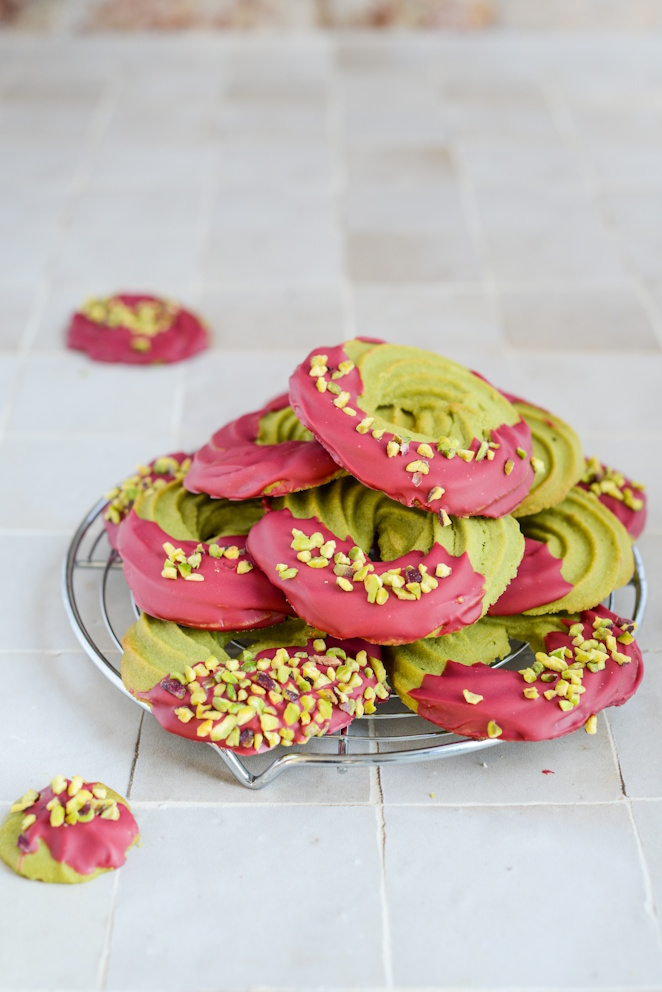 Pistazien-Spritzgebäck mit Himbeer-Schokolade – edles Weihnachtsgebäck Pistazien Spritzgebäck Mit Himbeer Schokolade