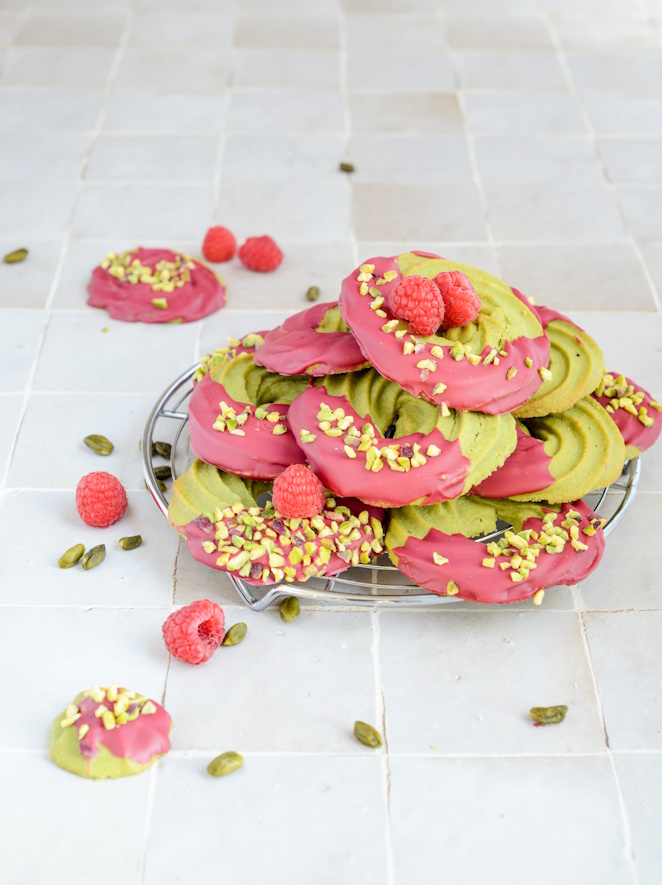 Pistazien-Spritzgebäck mit Himbeer-Schokolade – edles Weihnachtsgebäck Spirtzgebäck Mit Pistazien Und Himbeeren