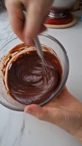 3-Schokoladen-Bûche de Noël - gefrorene Weihnachtstorte Triple Schokoladen Eis Weihnachtstorte Einfach Machen 1 169x300