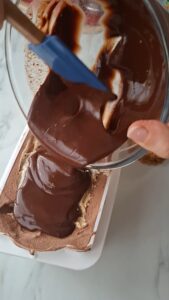 3-Schokoladen-Bûche de Noël - gefrorene Weihnachtstorte Triple Schokoladen Eis Weihnachtstorte Einfach Machen 2 169x300