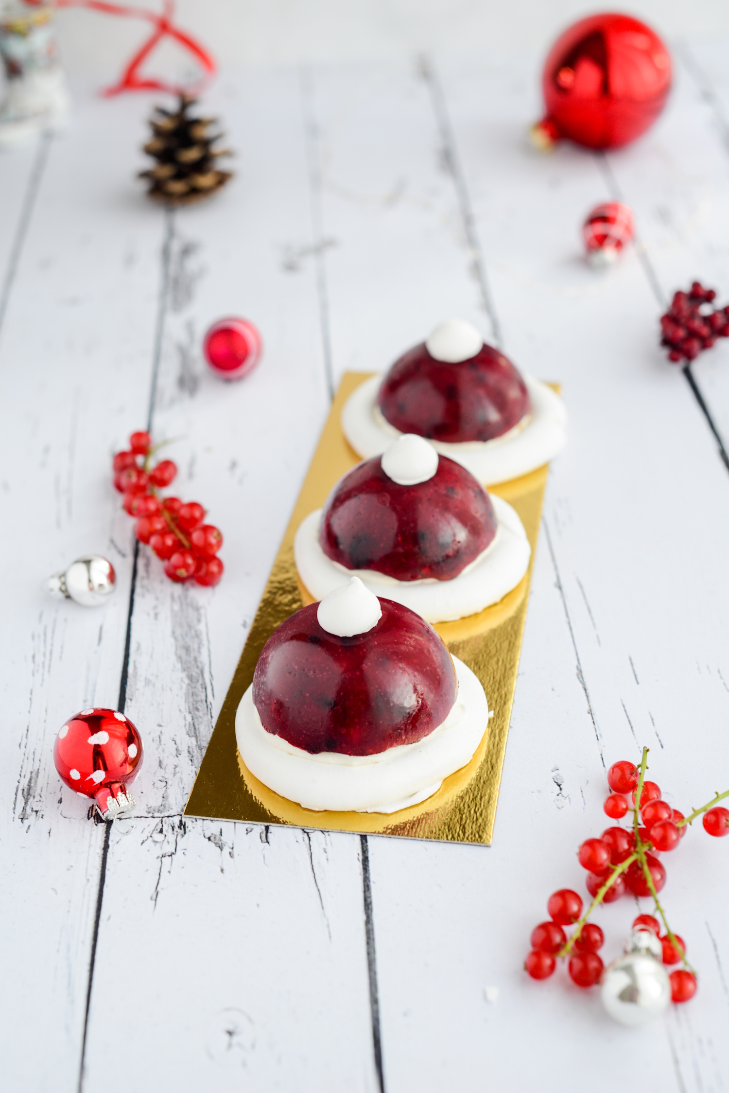 Schnelle Weihnachtsmützen-Desserts Weihnachtsmann Mütze Törtchen Nachtisch