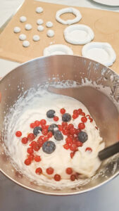 Schnelle Weihnachtsmützen-Desserts Schnelle Weihnachtsmützen-Desserts 20251123_083014 169x300