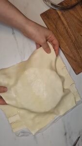 Bratapfel-Galette des Rois mit Rum und Walnüssen Dreikönigskuchen Mit Bratapfel Walnüssen Und Rum 3 169x300