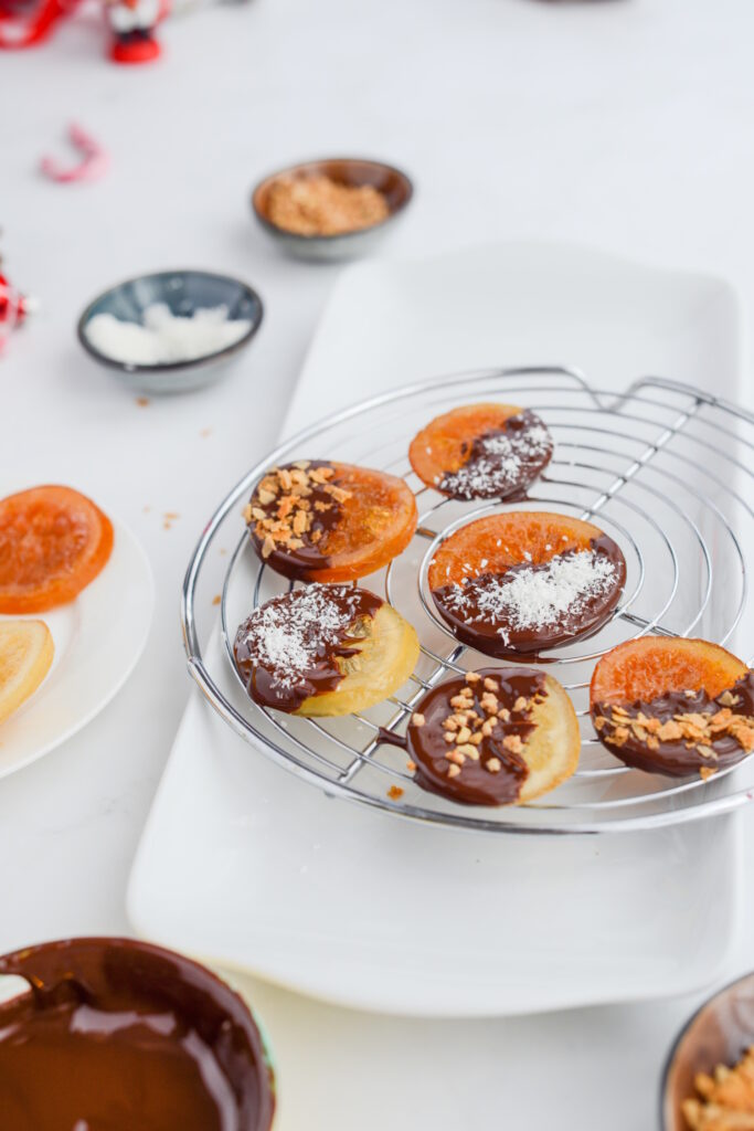 Kandierte Orangen und Zitronen Scheiben in Zartbitterschokolade – französische Orangettes und Citronettes Kandierte Orangen und Zitronen Scheiben in Zartbitterschokolade – französische Orangettes und Citronettes Kandierte Orangenscheiben In Schokolade Konfekt Selber Machen 683x1024