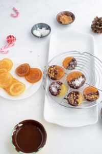 Kandierte Orangen und Zitronen Scheiben in Zartbitterschokolade – französische Orangettes und Citronettes Kandierte Orangen und Zitronen Scheiben in Zartbitterschokolade – französische Orangettes und Citronettes Kandierte Orangenscheiben In Zartbitterschokolade 200x300