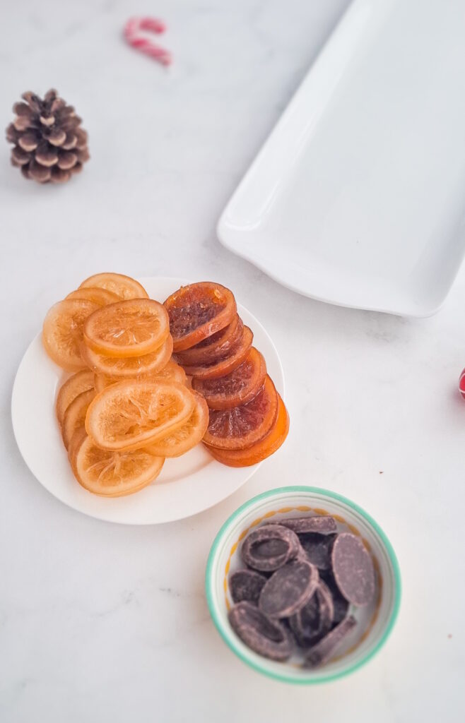 Kandierte Orangen und Zitronen Scheiben in Zartbitterschokolade – französische Orangettes und Citronettes Kandierte Orangen und Zitronen Scheiben in Zartbitterschokolade – französische Orangettes und Citronettes Orangette Citronette Zutaten Rezept 658x1024