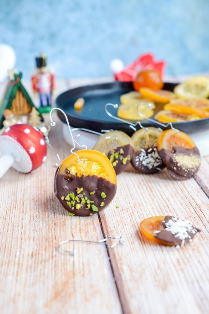 Kandierte Orangen und Zitronen Scheiben in Zartbitterschokolade – französische Orangettes und Citronettes Kandierte Orangen und Zitronen Scheiben in Zartbitterschokolade – französische Orangettes und Citronettes Orangettes Rund Weihnachten Konfekt Idee Ausgefallen 683x1024