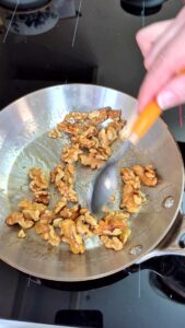 Wintersalat mit Crozets, Roter Bete & Walnüssen Karameliserte Walnüsse Salat Mit Rote Bete 9 169x300