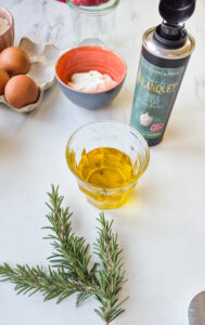 Olivenölkuchen mit Rosmarin und Zitrone – saftig und aromatisch Olivenöl Kuchen Mit Rosmarin 1 189x300