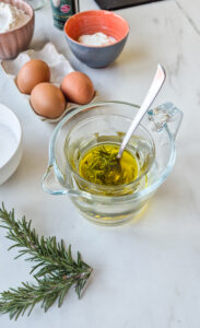 Olivenölkuchen mit Rosmarin und Zitrone – saftig und aromatisch Olivenölkuchen mit Rosmarin und Zitrone – saftig und aromatisch Olivenöl Kuchen Mit Rosmarin 2 183x300