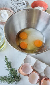 Olivenölkuchen mit Rosmarin und Zitrone – saftig und aromatisch Olivenöl Kuchen Mit Rosmarin 3 175x300