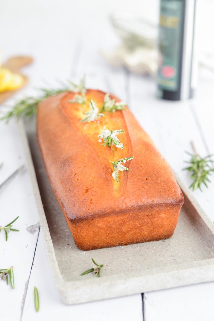 Olivenölkuchen mit Rosmarin und Zitrone – saftig und aromatisch Olivenölkuchen mit Rosmarin und Zitrone – saftig und aromatisch Olivenöl Kuchen Mit Rosmarin 684x1024