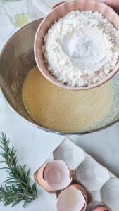 Olivenölkuchen mit Rosmarin und Zitrone – saftig und aromatisch Olivenöl Kuchen Mit Rosmarin Provence 7 169x300