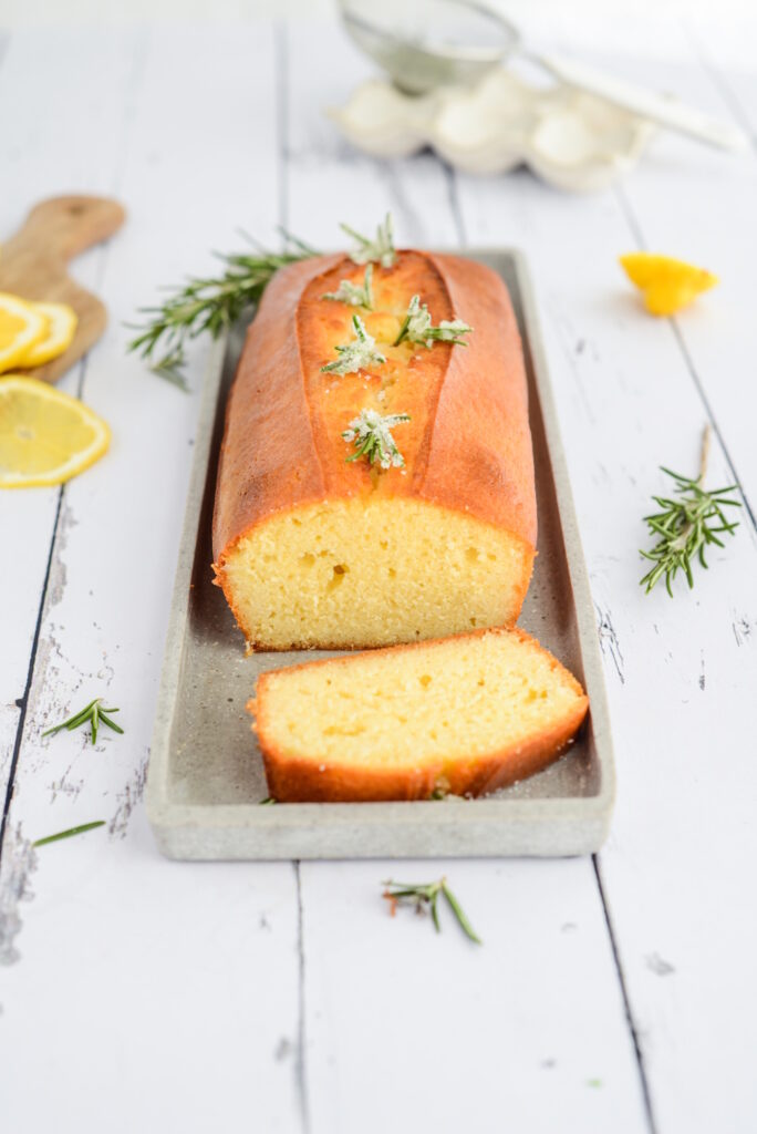 Olivenölkuchen mit Rosmarin und Zitrone – saftig und aromatisch Olivenölkuchen mit Rosmarin und Zitrone – saftig und aromatisch Olivenöl Kuchen Mit Rosmarin Und Zitronen 684x1024