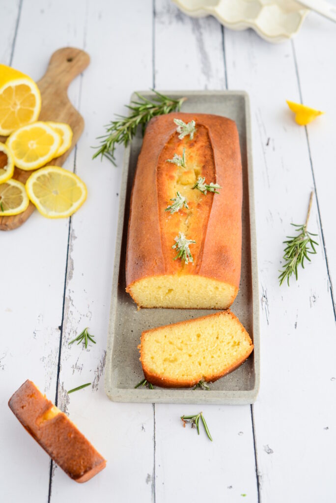 Olivenölkuchen mit Rosmarin und Zitrone – saftig und aromatisch Olivenölkuchen mit Rosmarin und Zitrone – saftig und aromatisch Olivenöl Kuchen Mit Zitronen Provence 684x1024