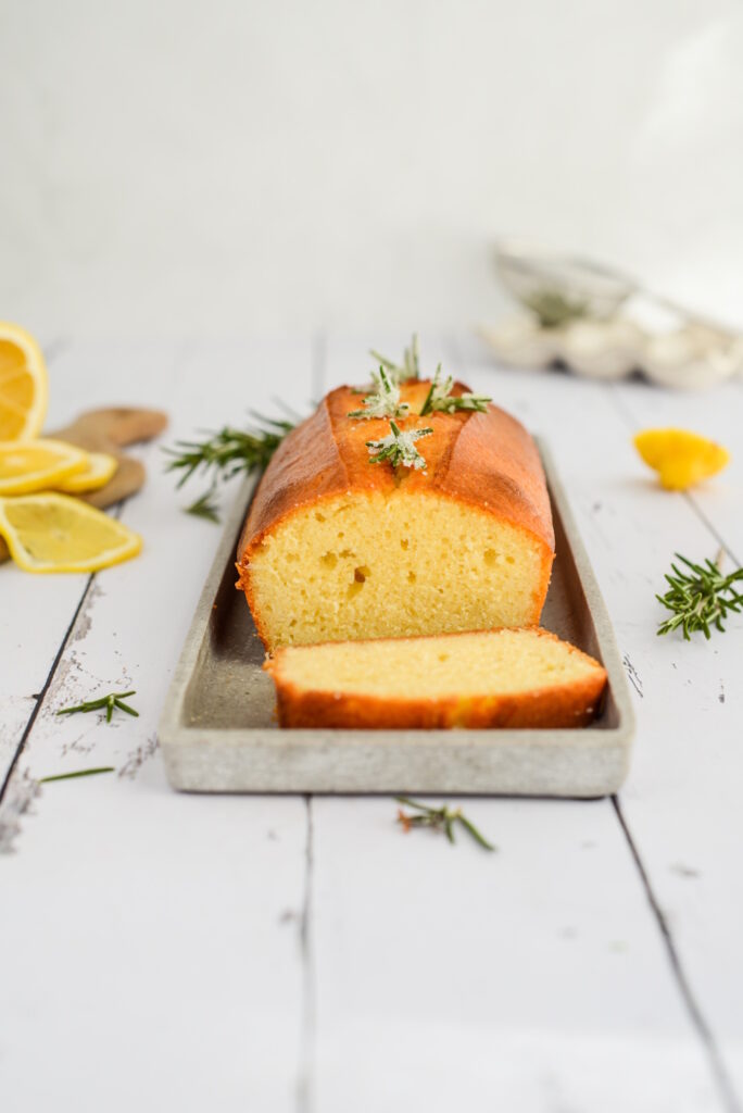 Olivenölkuchen mit Rosmarin und Zitrone – saftig und aromatisch Olivenölkuchen mit Rosmarin und Zitrone – saftig und aromatisch Olivenöl Kuchen Rezept Mit Rosmarin Provence 684x1024