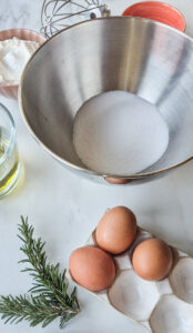 Olivenölkuchen mit Rosmarin und Zitrone – saftig und aromatisch Olivenölkuchen mit Rosmarin und Zitrone – saftig und aromatisch Olivenöl Kuchen Zutaten 2 174x300