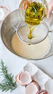 Olivenölkuchen mit Rosmarin und Zitrone – saftig und aromatisch Olivenölkuchen Aus Der Provence Rezept 2 169x300