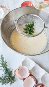 Olivenölkuchen mit Rosmarin und Zitrone – saftig und aromatisch Olivenölkuchen mit Rosmarin und Zitrone – saftig und aromatisch Olivenölkuchen Aus Der Provence Rezept 3 169x300