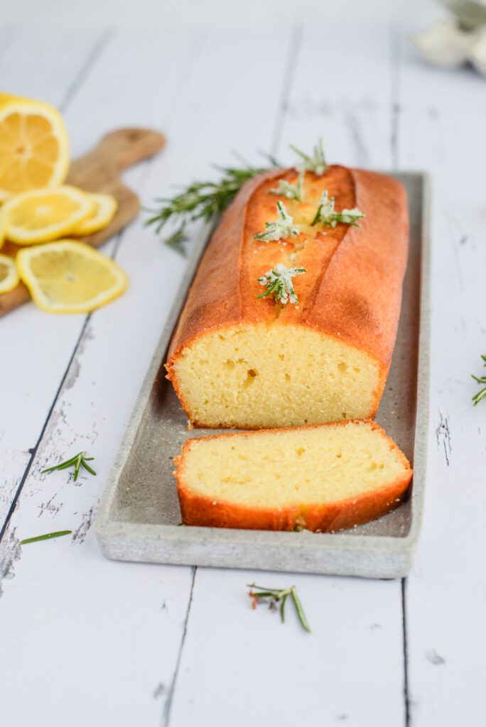 Olivenölkuchen mit Rosmarin und Zitrone – saftig und aromatisch Olivenölkuchen mit Rosmarin und Zitrone – saftig und aromatisch Olivenölkuchen Rezept 684x1024