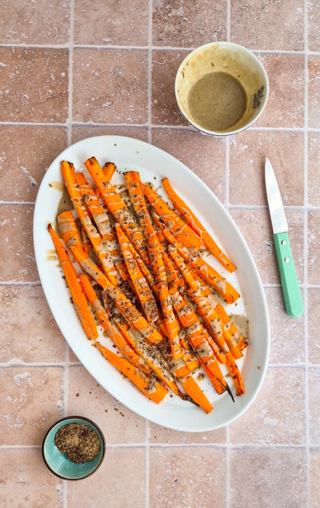 Gebratene Möhren mit Sesamcreme - einfache und schnelles Gemüserezept Gebratene Möhren Beilage Französisch 646x1024