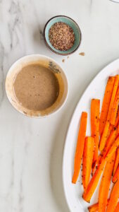 Gebratene Möhren mit Sesamcreme - einfache und schnelles Gemüserezept Gebratene Möhren Mit Sesamcreme Einfach Vegan 8 169x300