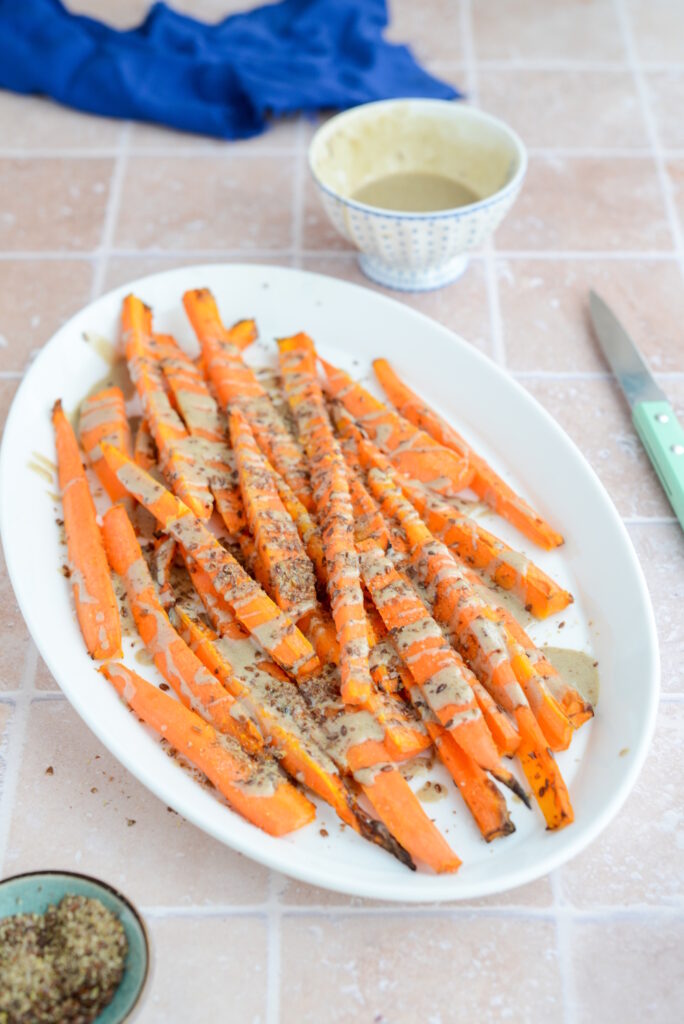 Gebratene Möhren mit Sesamcreme - einfache und schnelles Gemüserezept Gebratene Möhren Vegane Speise 684x1024