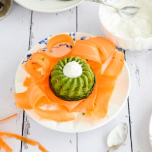 Ostervorspeise: Spinatflan mit Karottensalat im Nest